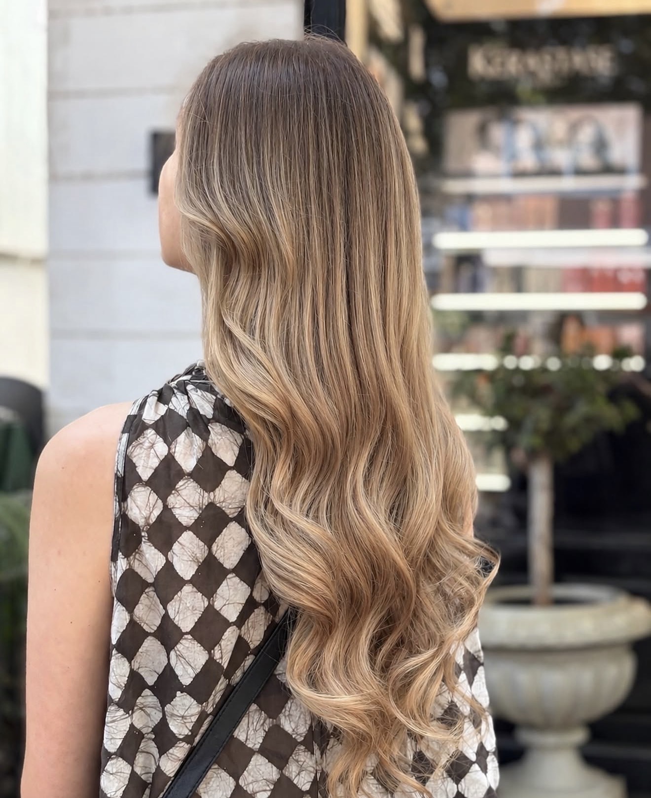 Hand-painted balayage, seen from behind